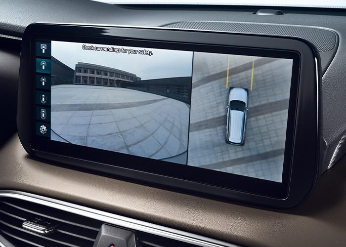 Pantalla LCD a color mostrando cámara 360º en una Hyundai Santa Fe
