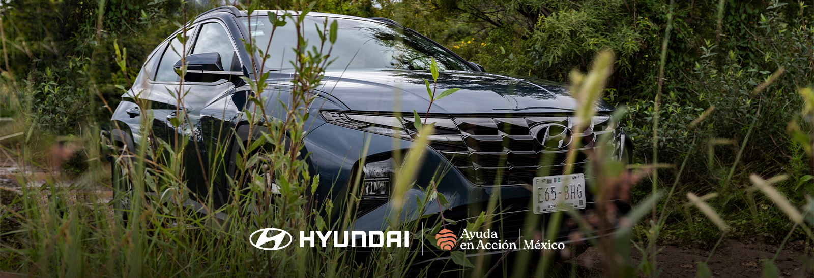 Hyundai ayuda en acción y Hyundai Motor de México SUV negra