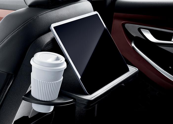 Mesa con posavasos y tableta en Hyundai Creta Grand