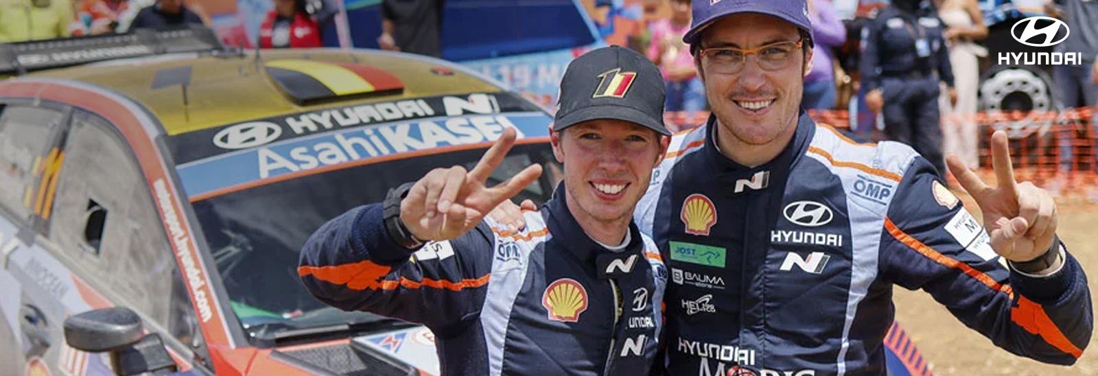 Equipo Hyundai WRC saludando tras podio en México