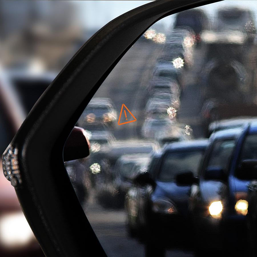 Vista de autos en tráfico a través de espejo exterior en Hyundai Palisade