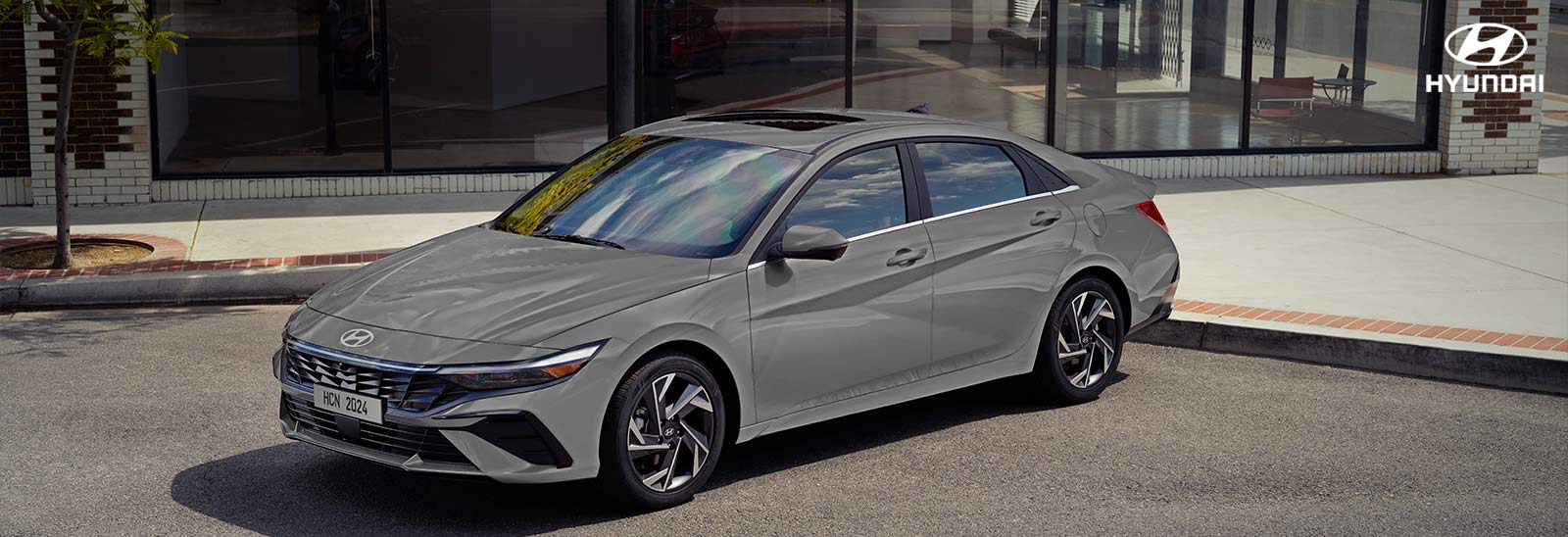 Hyundai México Elantra 2024 color gris estacionado
