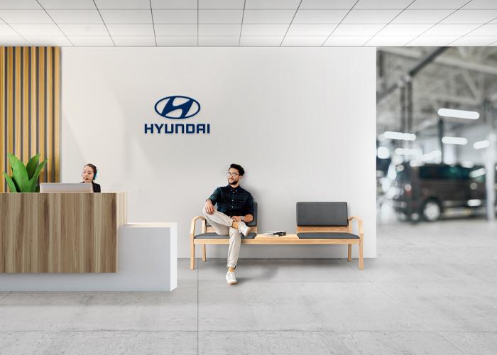 Hombre esperando auto en taller Hyundai