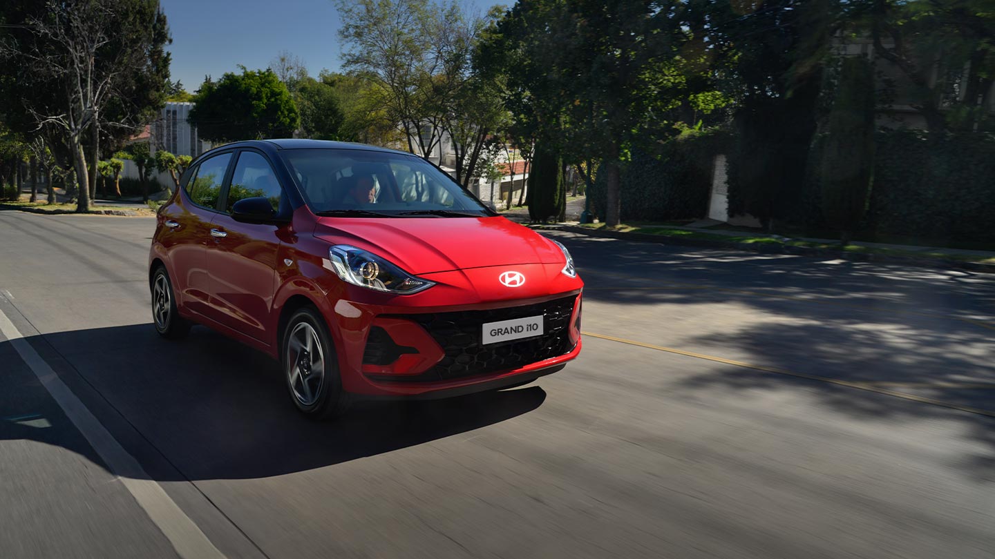 Vista frontal de Grand i10 Hatchback rojo 2026