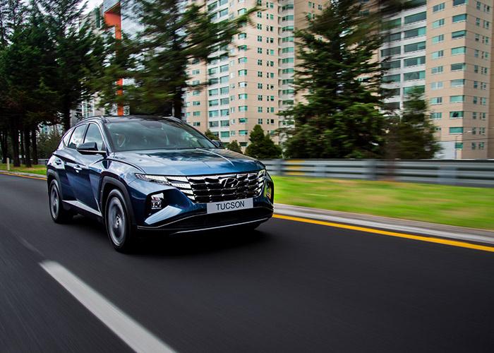 Hyundai Tucson color azul circulando por la ciudad