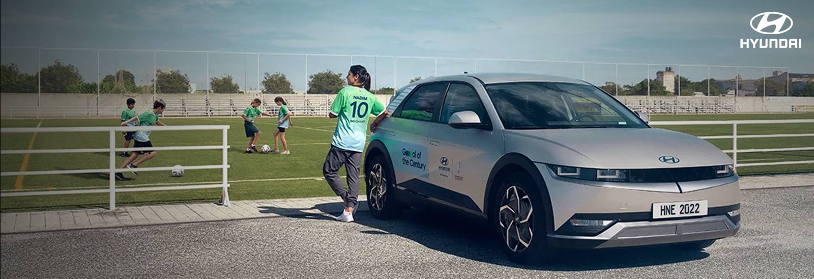 Niña con playera de goal of the century Hyundai