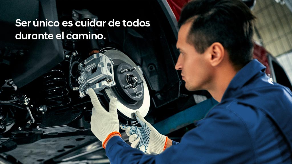 Mecánico revisando pieza de auto Hyundai