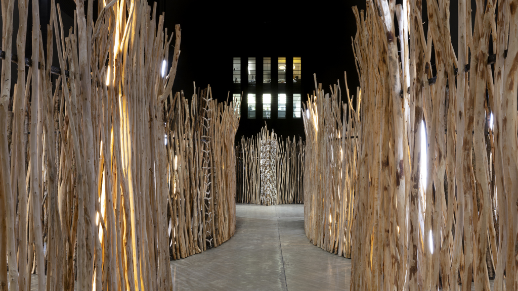 Detalle de vallas de madera y cráneos de reno en la obra de Máret Ánne Sara