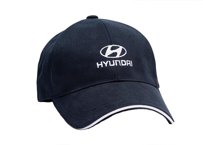 Gorra azul con logotipo de Hyundai