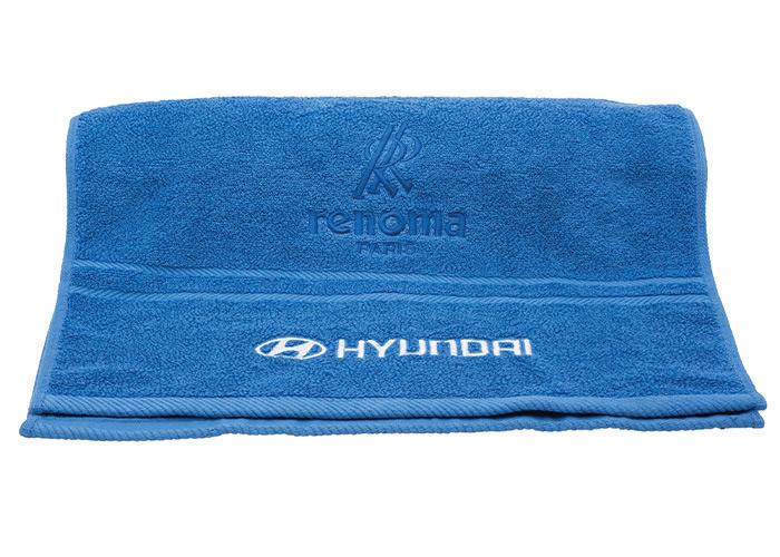 Toalla color azul rey con logotipo Hyundai