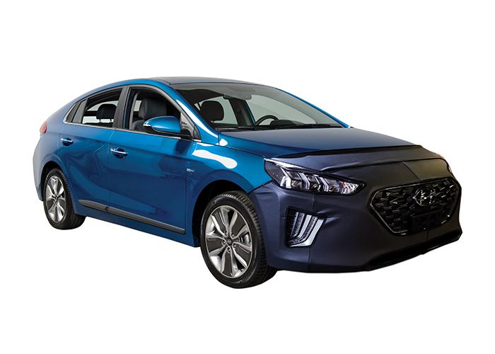 Vista tres cuartos de Hyundai Ioniq con antifaz color negro