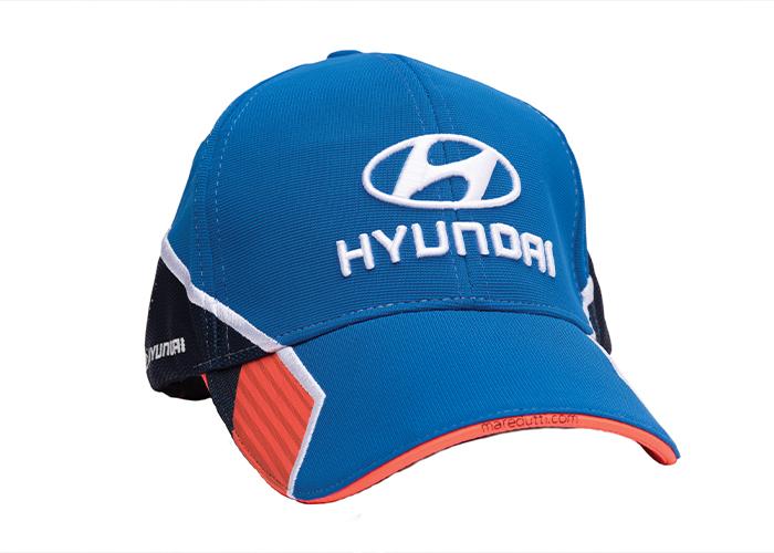 Gorra color azul y naranja con logotipo Hyundai al frente