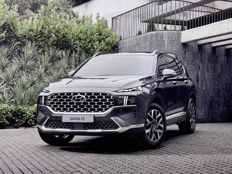 Hyundai Santa Fe estacionada en el patio de una casa