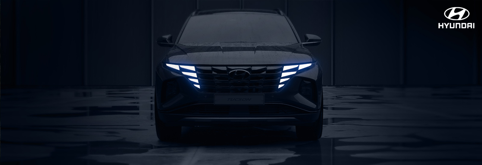 Hyundai Tucson en fondo oscuro