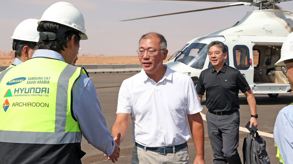 presidente ejecutivo Euisun Chung visitó la obra del túnel subterráneo que está construyendo Hyundai Engineering & Construction para el megaproyecto NEOM.