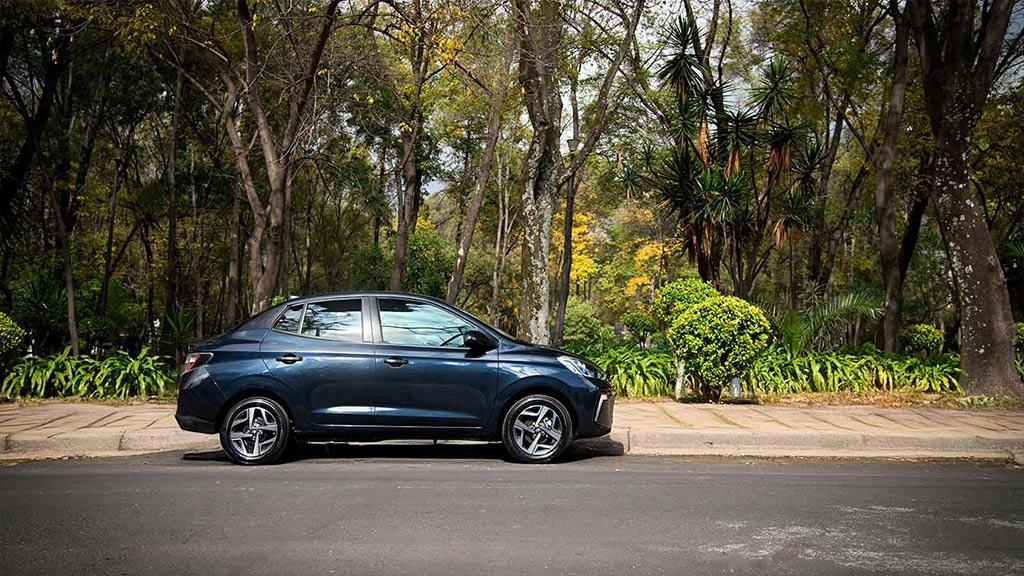 Hyundai Grand i10 2026 estacionado junto a un parque