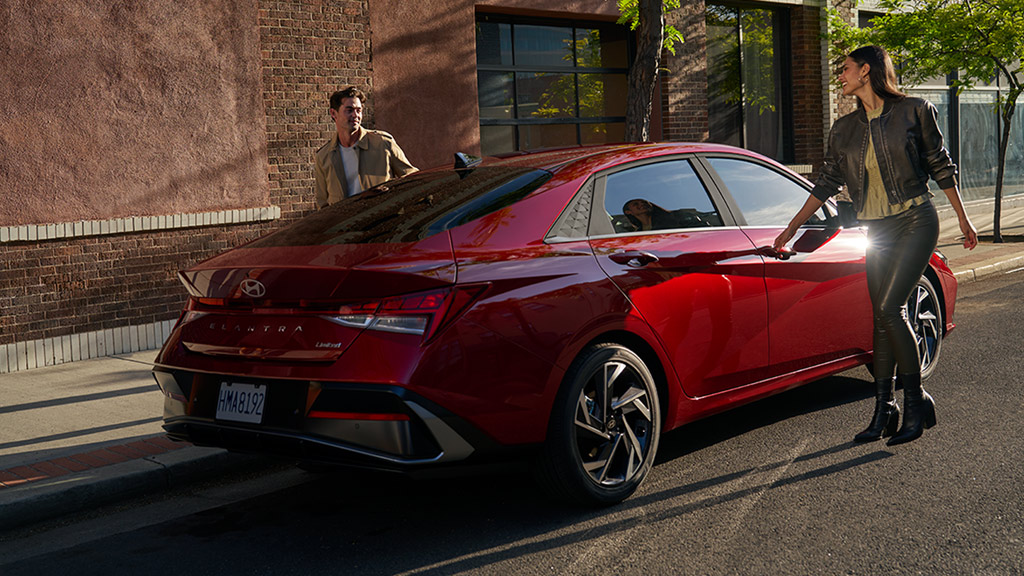 Una pareja subiendo al nuevo Elantra 2024 con diseño renovado