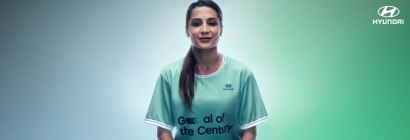 Nadia Nadim participando en campaña Goal of the Century