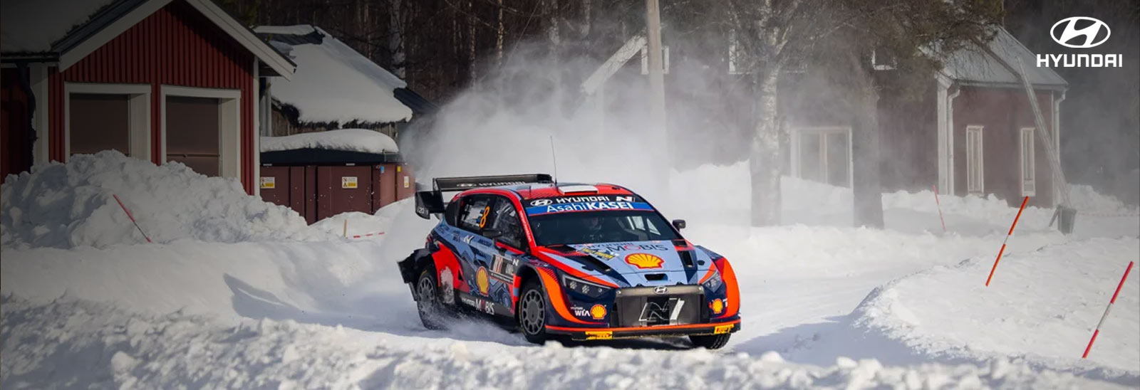 Auto Hyundai i20 en circuito de nieve para WRC