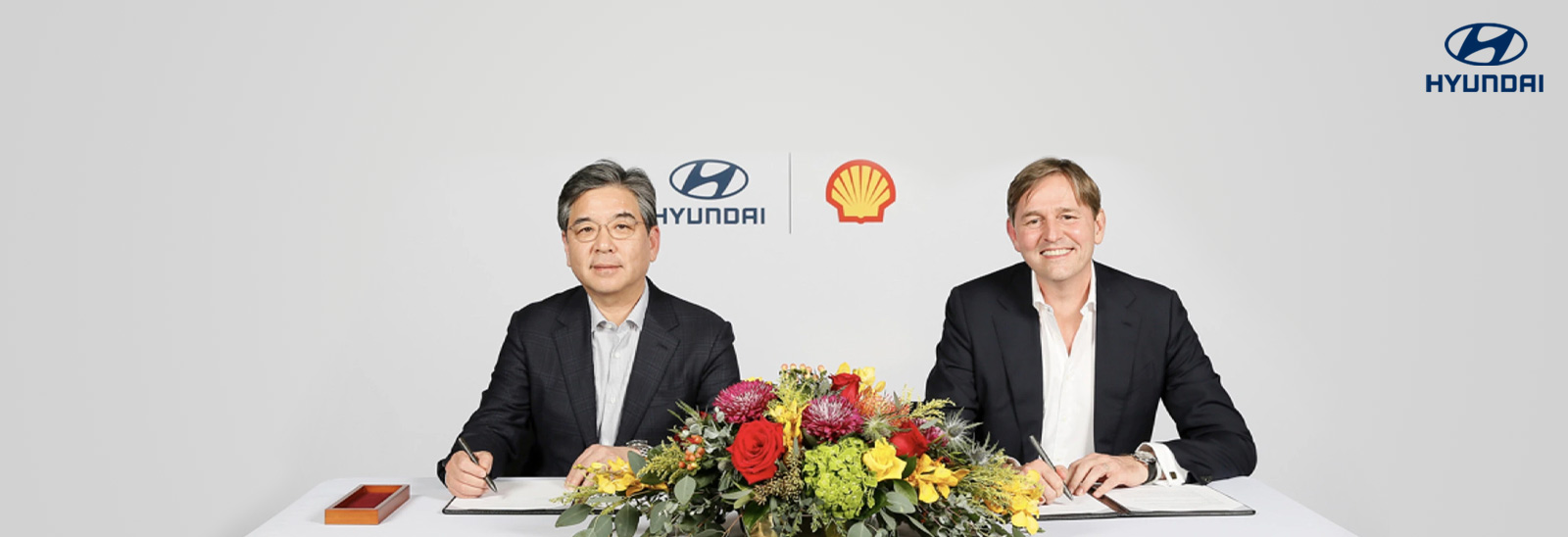 Ejecutivos de Hyundai y Shell firmando acuerdo comercial