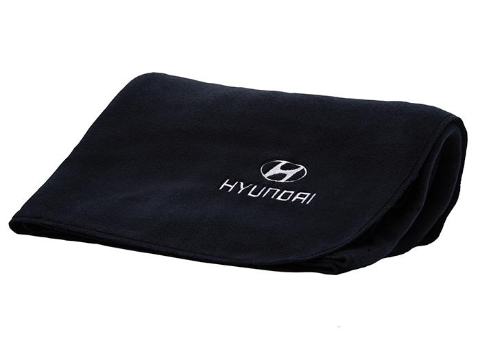 Manta color negro con logotipo Hyundai