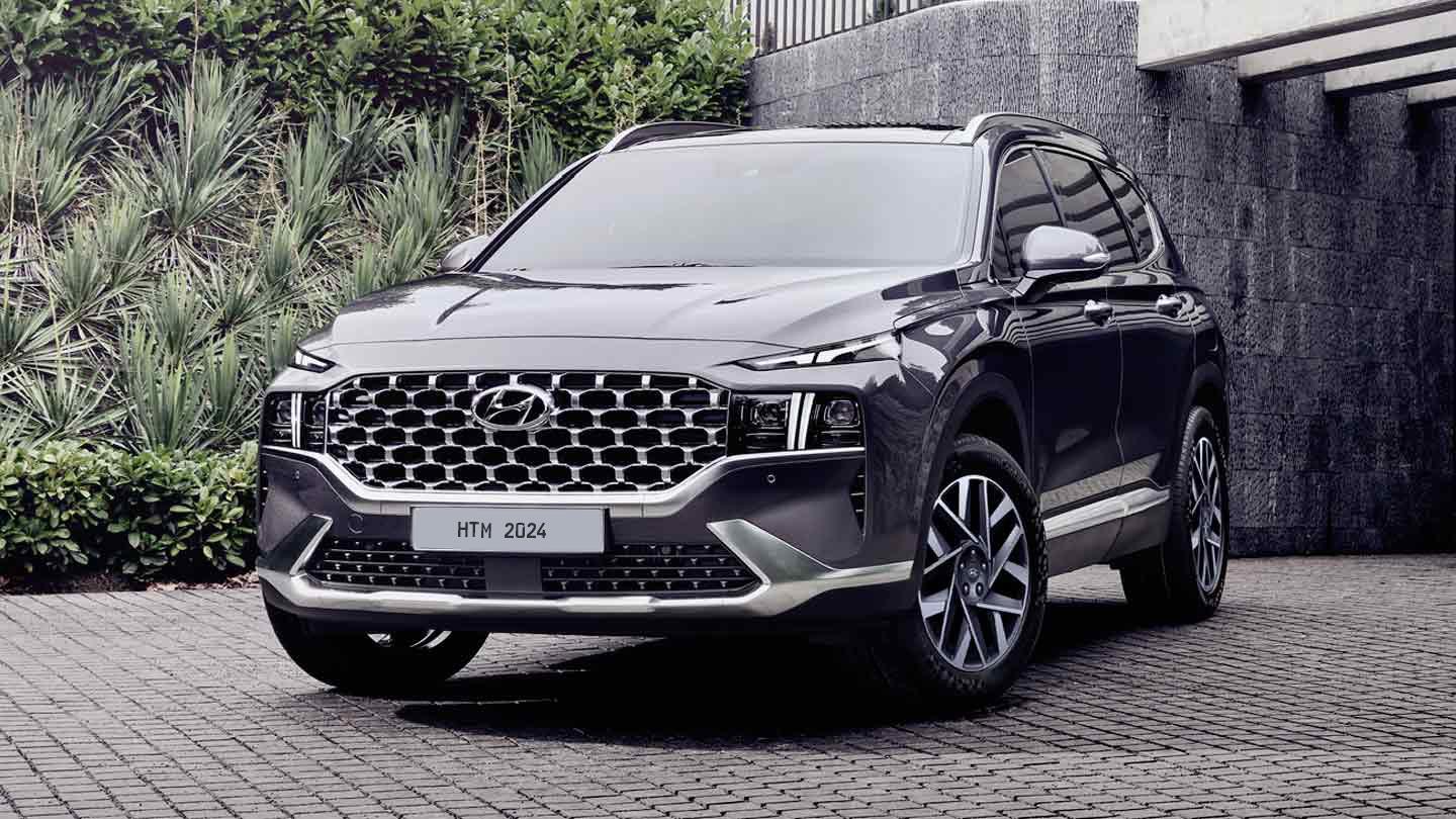 Hyundai Santa Fe estacionada en el patio de una casa