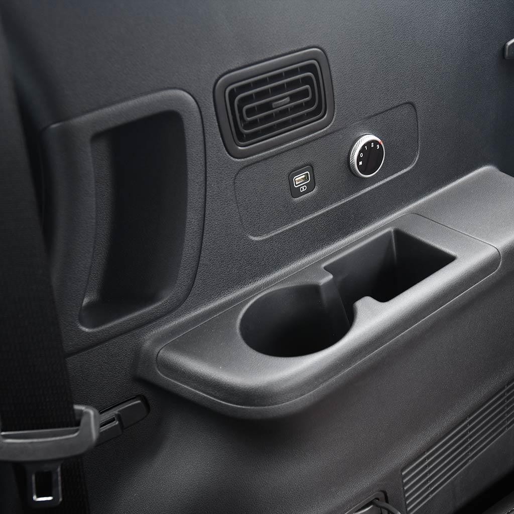 Cargadores USB y control de aire acondicionado en fila trasera de Hyundai Creta Grand