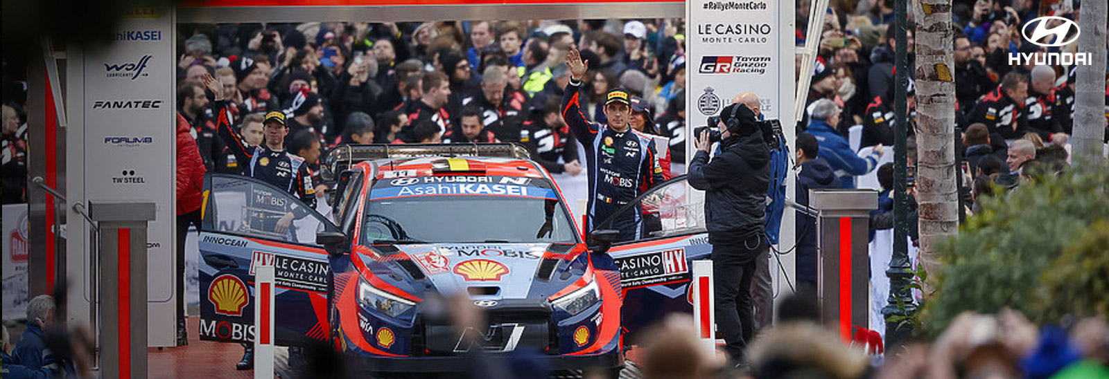 Thierry Neuville saluda al público bajando de su Hyundai i20 N