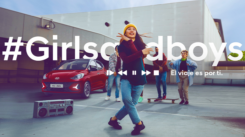 Mujer bailando estilo libre en la calle, de fondo sus amigos y un auto Hyundai