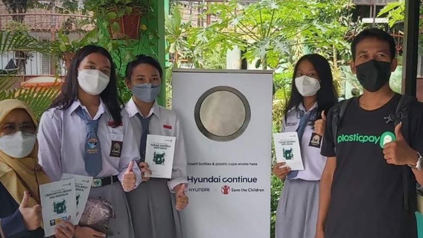 Jóvenes participando en un programa de reciclaje de residuos en Indonesia