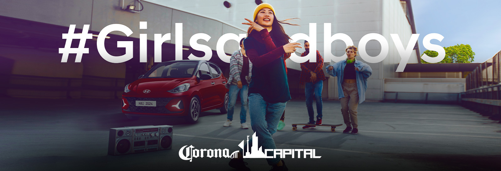 Mujer bailando estilo libre en la calle, de fondo sus amigos y un auto Hyundai.