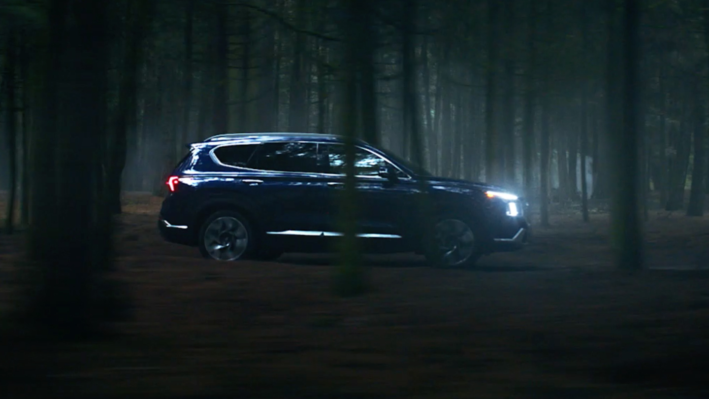 Hyundai Santa Fe atravesando un bosque de noche