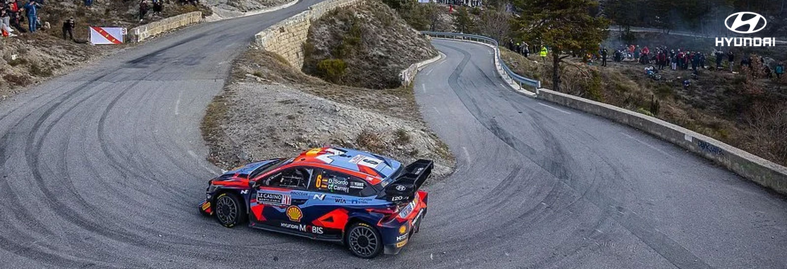Auto Hyundai pasando curva en competencia