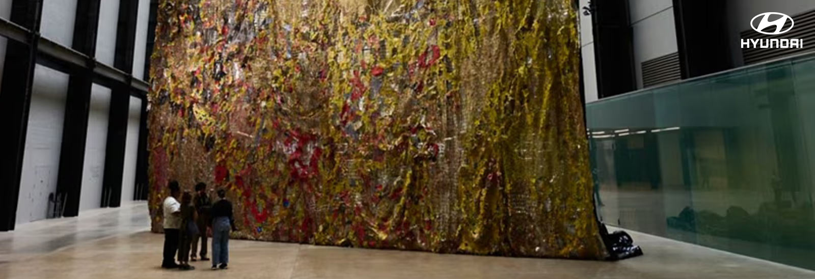 Pieza de arte dentro de la exposición 'El Anatsui: Detrás de la Luna Roja' inaugurada por Hyundai y el Tate Modern