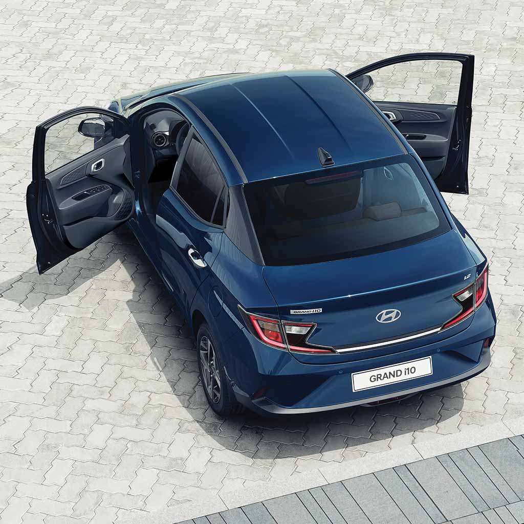 Vista aérea de Hyundai Grand i10 Sedán color azul con puertas delanteras abiertas