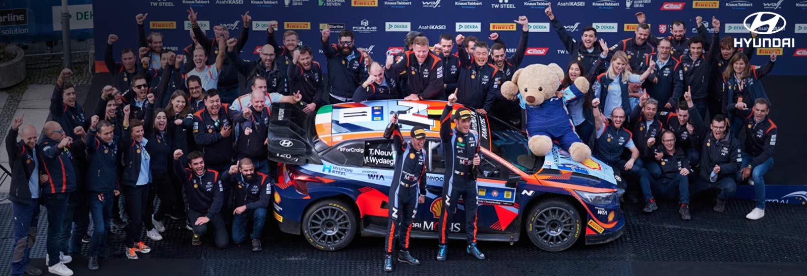 Thierry Neuville, Martijn Wydaeghe y equipo de WRC celebran triunfo en Rally de Europa Central