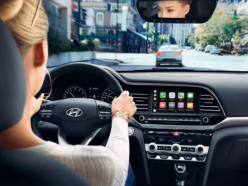 Mujer conduciendo vehículo Hyundai