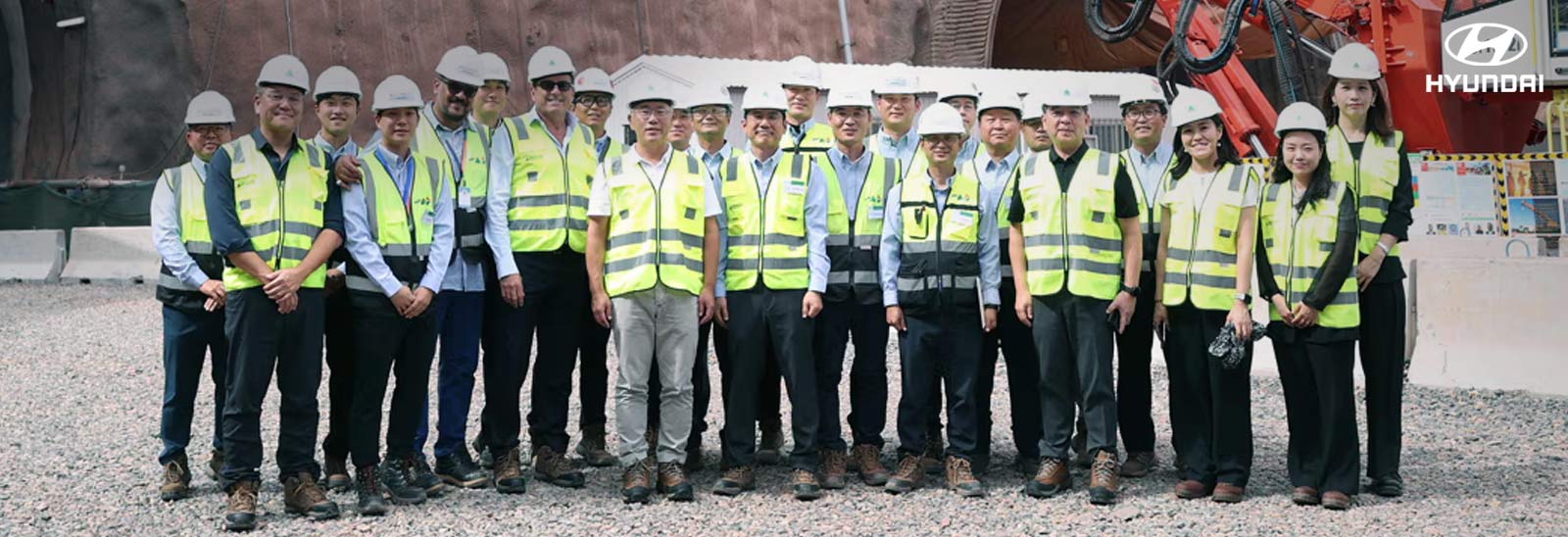 El presidente ejecutivo Euisun Chung visitó la obra del túnel subterráneo que está construyendo Hyundai Engineering & Construction para el megaproyecto NEOM.