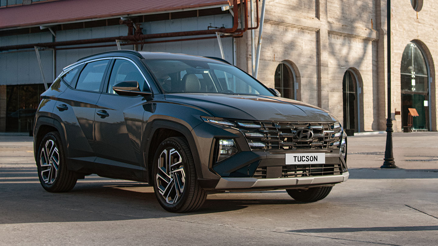 Tucson Híbrida 2026 con sistema SmartSense te brinda asistencias para que viajes