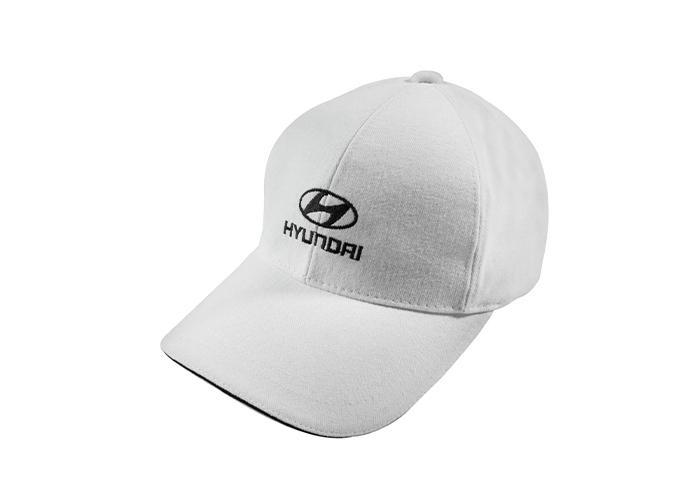 Gorra blanca con logotipo Hyundai color azul marino