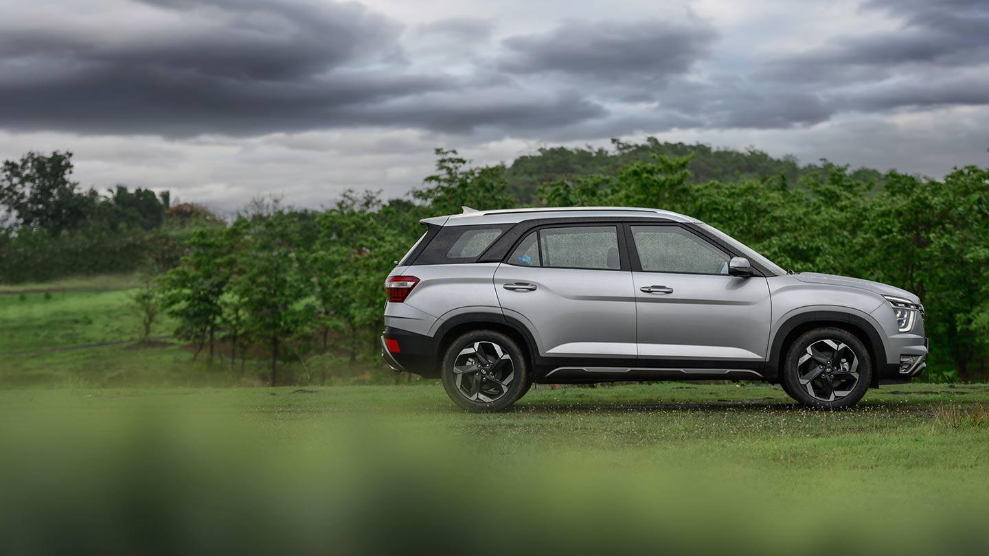 Hyundai Creta Grand en el campo en día nublado