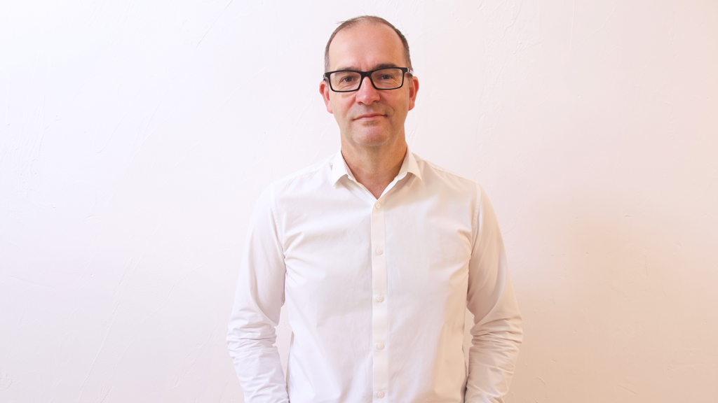     Hyundai Motorsport da la bienvenida a Andrew Wheatley como Director Deportivo, un nuevo cargo creado para reforzar al equipo de liderazgo en WRC.     Wheatley aporta 28 años de experiencia en WRC desde posiciones clave en la FIA y M-Sport, y trabajará con la alta dirección para impulsar resultados inmediatos en el campeonato.     Además de apoyar en las operaciones diarias, Wheatley analizará las próximas regulaciones de WRC, contribuyendo a definir la dirección a largo plazo de Hyundai Motorsport.  Ciudad de México, 14 de octubre de 2025.– Hyundai Motorsport ha designado a Andrew Wheatley como nuevo Director del equipo Hyundai Shell Mobis World Rally Team. Con este nombramiento, la escudería reafirma su compromiso con el éxito en el Campeonato Mundial de Rallies de la FIA (WRC), en un momento clave de preparación tanto para el cierre de la temporada actual como para el inicio del próximo año.  Wheatley se incorpora de inmediato y estará presente en el Central European Rally, además de los rallies de Japón y Arabia Saudita, previo a la campaña completa de 2026. Reportará directamente a Cyril Abiteboul, Presidente de Hyundai Motorsport, y colaborará estrechamente con François-Xavier Demaison, Director Técnico; Pablo Marcos, Director de Equipo; y Jan de Jongh, Jefe de Ingeniería de WRC, con el objetivo de impulsar el rendimiento y superar los retos deportivos más complejos.  El británico aporta una amplia experiencia en liderazgo operativo y una visión única adquirida en tres décadas en el automovilismo internacional, incluyendo 28 años en el WRC. Fue Category Manager del WRC en la Federación Internacional del Automóvil (FIA), antes de ocupar el cargo de Road Sport Director, donde gestionó tres campeonatos mundiales, WRC, World RX y W2RC, además de 15 campeonatos regionales.  Previo a sus seis años en la FIA, Wheatley se desempeñó como Business Development Manager en M-Sport durante casi 20 años, gestionando programas de automovilismo para Ford, Bentley y Jaguar. Hyundai Motorsport aprovechará su experiencia en entornos regulatorios y competitivos, asegurando que el equipo esté bien posicionado para enfrentar los retos futuros y competir por campeonatos bajo su liderazgo estratégico.  Como Director Deportivo, Wheatley será pieza clave en la operación diaria del Hyundai Shell Mobis World Rally Team. Asimismo, apoyará al equipo directivo en el análisis de las próximas regulaciones del FIA WRC y en la definición de la estrategia a largo plazo de Hyundai Motorsport en los rallies.  “El nombramiento de Andrew como Director Deportivo de WRC representa un fortalecimiento importante en el liderazgo de Hyundai Motorsport. A medida que diversificamos nuestro portafolio en automovilismo, es fundamental reforzar la gestión en cada una de nuestras actividades. Además de su gran pasión por los rallies, Andrew aporta una vasta experiencia que fortalecerá nuestras operaciones en el WRC, apoyando tanto a los pilotos como a la alta dirección en las operaciones del día a día para alcanzar el éxito, al mismo tiempo que identificamos oportunidades estratégicas a largo plazo en las categorías off-road”, comentó Cyril Abiteboul, Presidente de Hyundai Motorsport.  Así mismo, “Me siento muy entusiasmado de unirme a Hyundai Motorsport en este momento tan emocionante. Este es un equipo con la experiencia, las habilidades y una sólida alineación de pilotos para ganar campeonatos mundiales. Mi papel será apoyar a nuestro experimentado equipo en cada área, ayudándolos a superar los retos del día a día y compartiendo mi conocimiento para impulsar nuestro desempeño. Tenemos todos los elementos necesarios y mi objetivo es trabajar junto con Cyril, FX, Pablo y Jan para que nuestro camino hacia el éxito sea lo más claro posible”, enfatizó Andrew Wheatley, nuevo Director Deportivo de WRC en Hyundai Motorsport.