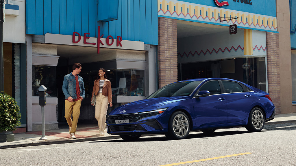 Personas caminando junto a Elantra Híbrido Hyundai