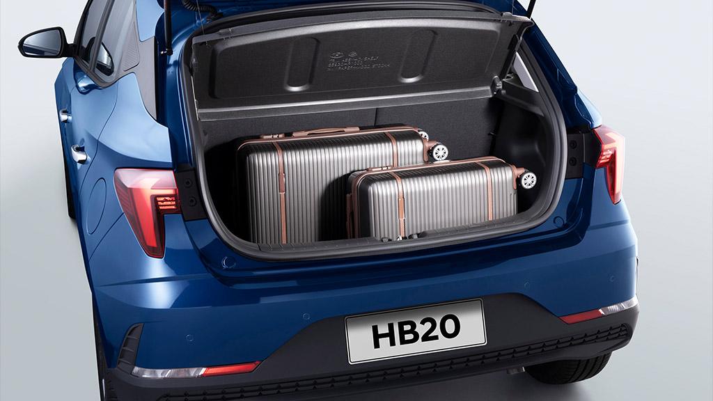 Cajuela abierta con maletas de viaje dentro de Hyundai HB20 Hatchback