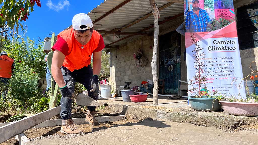 Voluntariado trabajando en Instalación de Ecotecnias