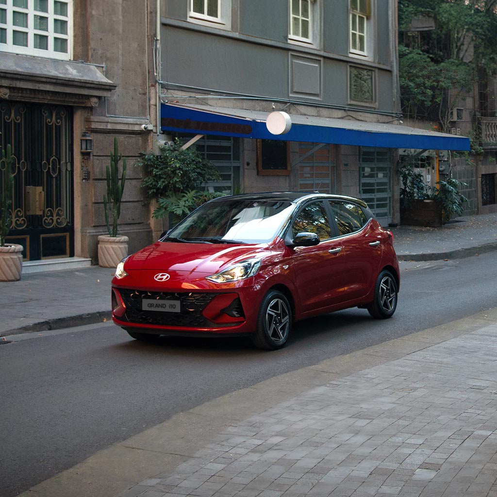 Frente de Grand i 10 Hatchback a través de la ciudad