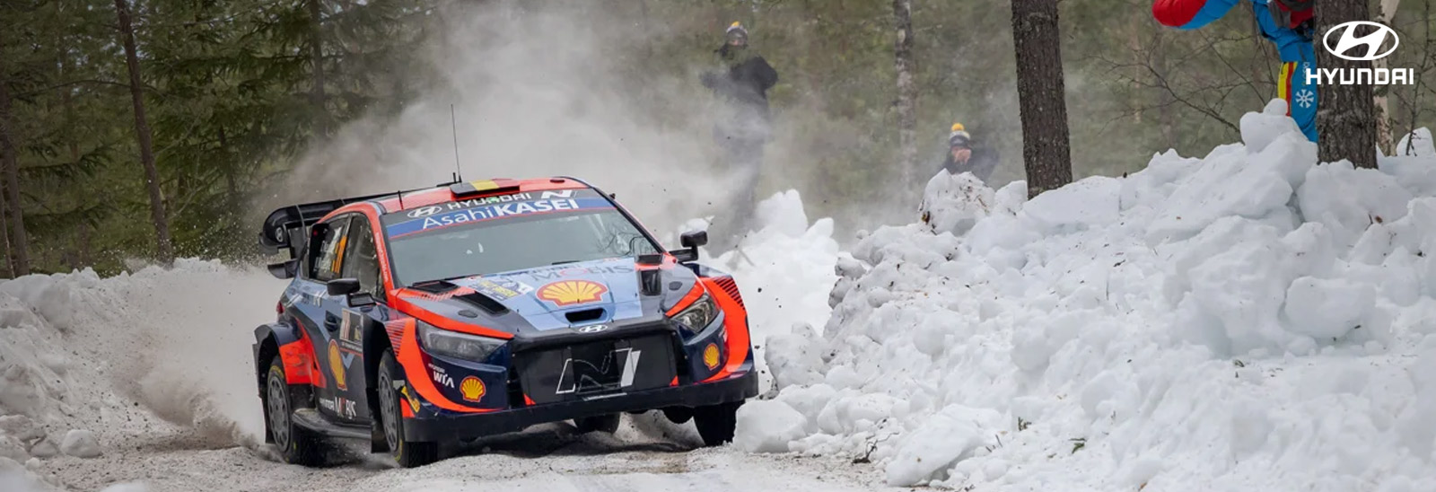 Auto Hyundai Motorsport en circuito con nieve