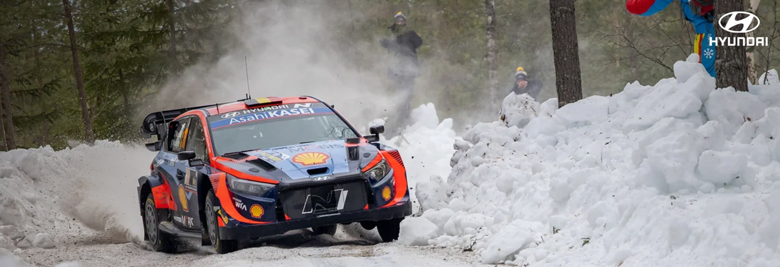 Auto Hyundai corriendo en la nieve