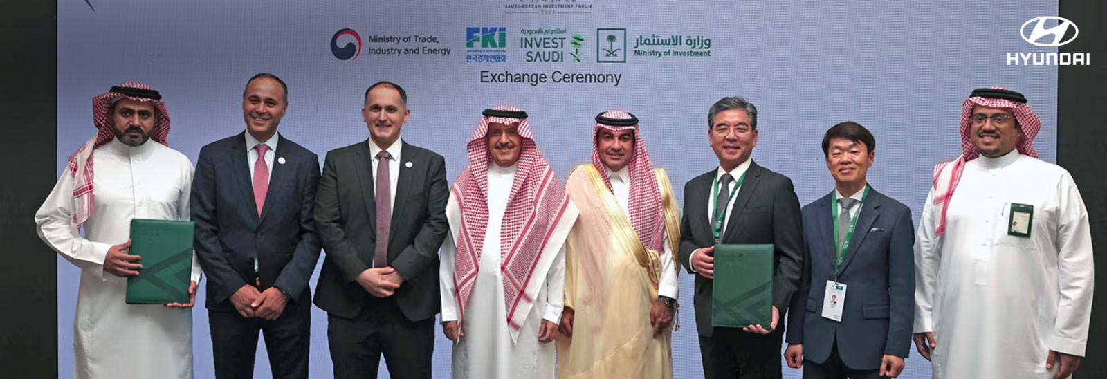Ejecutivos de Hyundai Motor Group y Arabia Saudita en fotografía tras firma de acuerdo