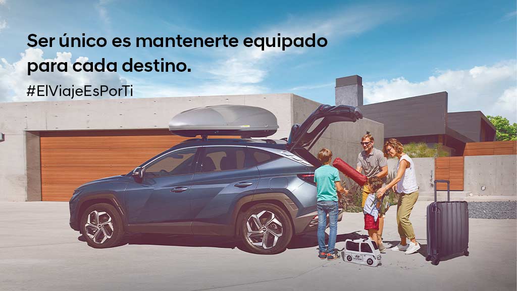 Familia bajando su equipaje SUV Hyundai